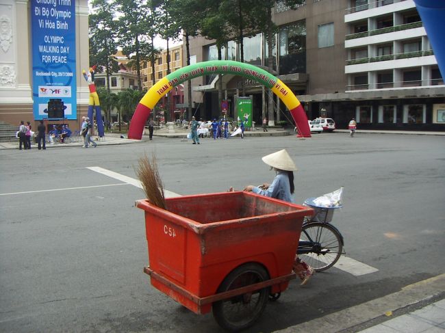 女性はこの笠かぶって仕事してること多いです。<br />お土産に買おうかとおもったけどやめました。<br />（日本で何につかうんだっちゅー感じなので）