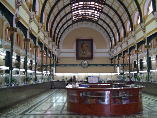 中央郵便局内部<br />ホー・チ・ミン氏の肖像画が立派です。