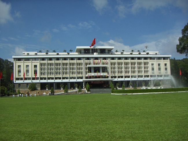 統一会堂<br />昔の南ベトナム政府ですね。<br />案内してくれた女性がむちゃくちゃ綺麗でした。<br />アンコールワットの記憶が吹っ飛びました。