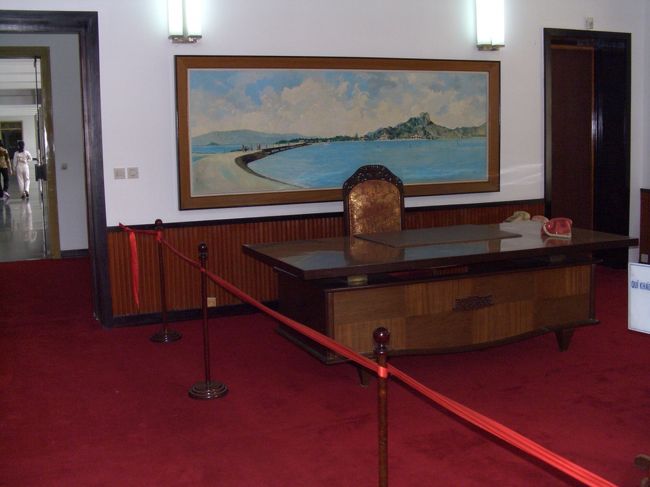 中には昔の大統領の椅子なんかがあります。