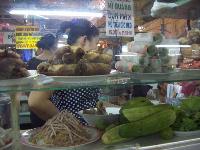 ベンタイン市場の中の食堂。<br />おつりには気をつけましょう。ごまかされる可能性あり。あ、二重請求も平気です。