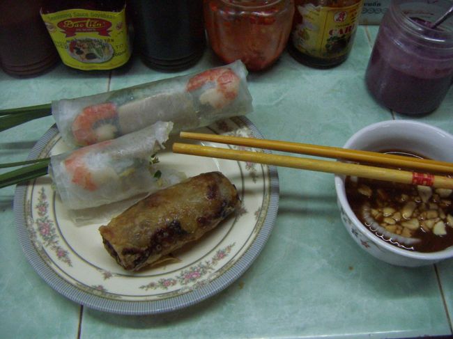 生春巻きと揚げ春巻き。<br />絶品。<br />これだけくっても２００円しません。