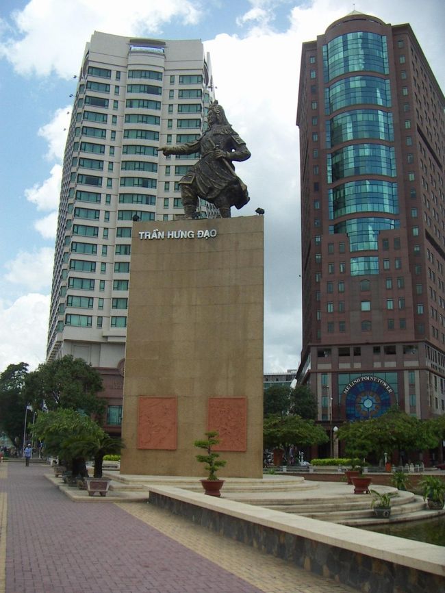 道に迷ってでてきたサイゴン川ほとりの銅像がある公園。<br />この公園の下でまたもや日本語ペラペラのバイクタクシーに遭遇。<br />バイタク「おにいさん　いまからどこ行くの」<br />ワシ　　「ホテルに帰る」<br />バイタク「まだ時間あるのに　オサワリとか行ったらいいのに。」<br /><br />ワシ　　「（絶句）…　いかん。。。。」