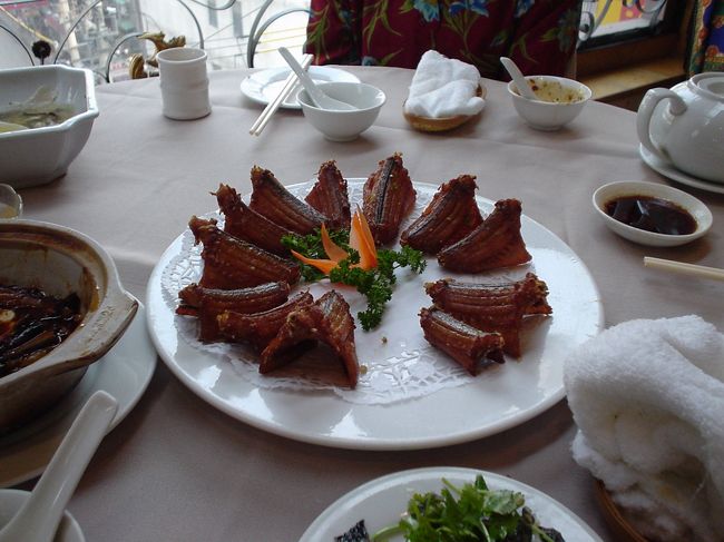 蛇のから揚げです。<br />最初に調理する蛇を生きたまま持ってきてくれます。<br />その後、このようなお姿で、、、、、<br />ちなみに美味かったです。