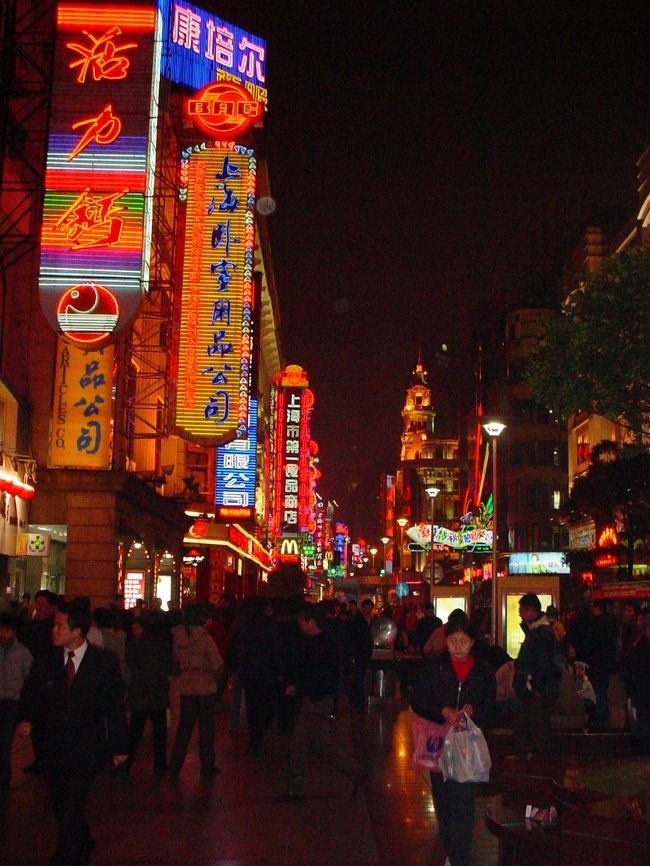 夜の南京東路（だっけ？）<br />ネオンが綺麗じゃわい。
