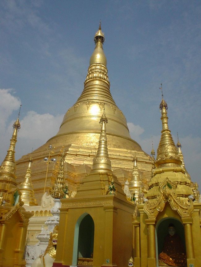 ミャンマーの象徴　シュエダゴォンパゴダです。<br />キンキラです。