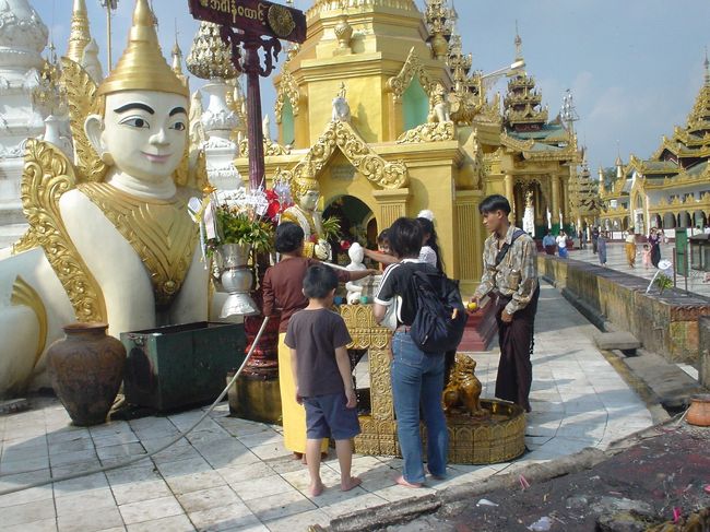 な、なんか、訳のわからん仏像がたくさんあります。