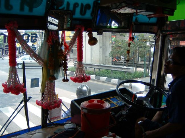 ドンムアンの国内線まではファランポーンから列車で行くのが好きだ。まずは路線バスでファランポーンへ。たしか車内はタイ演歌がかかっていたよ。タイにいるんだなあ〜と気持ちいい時間です。