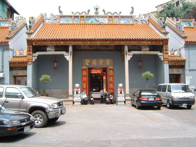 出発まで時間があったので中華街を散歩。中国風のお寺。