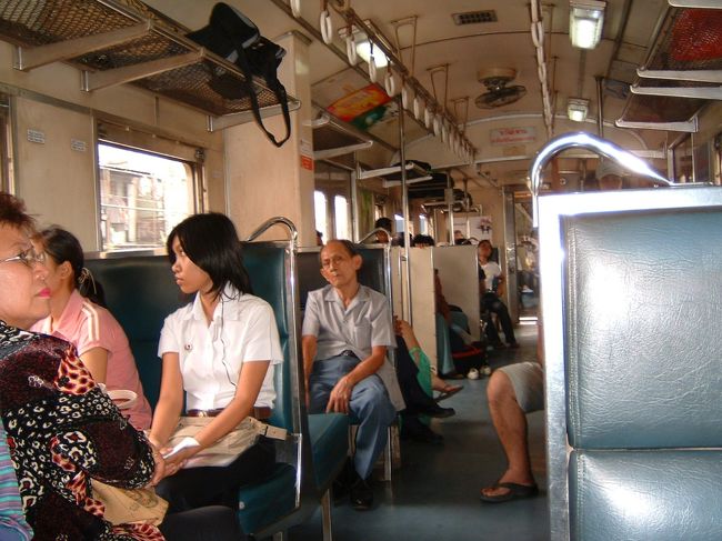 車内の様子。タイの大学生にレンズを向けているわけではないよ。