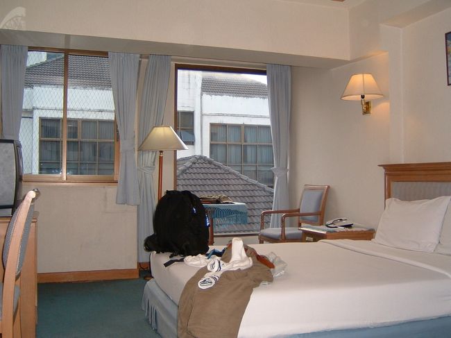 チェンマイでの宿「Bossotel Inn」ロッファーイの駅前です。中心からちょっと離れているけど、値段のわりには（800B）きれいで窓が大きくて過ごしやすいから気に入っている。