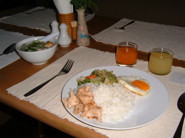 インクルーディングの朝食もバイキングだ。種類は多くないけどおいしいと思う。必ず摂るオレンジとパイナップルのジュース。