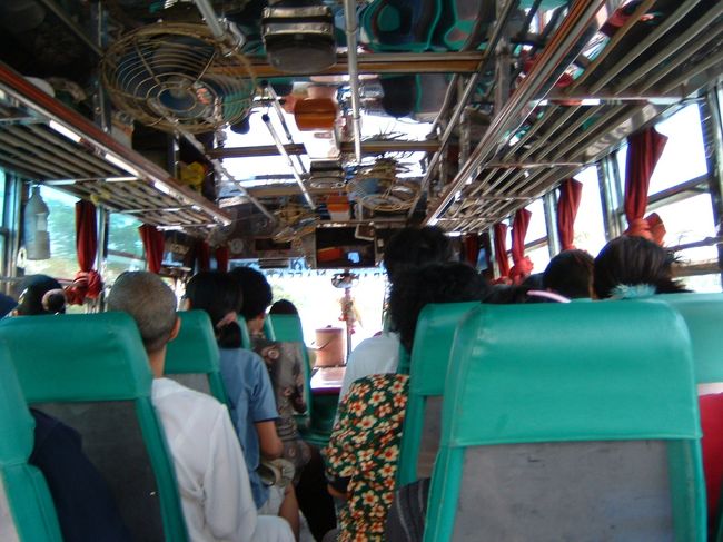 チェンマイアーケードからノンエアコンバスでメーサイへ。乗り心地ははっきり言って悪い(-_-;)<br />でもVIPバスで行くのもいいけど、窓から入ってくるタイの風にあたりながら流れ行く風景を見てるのも好きだ。