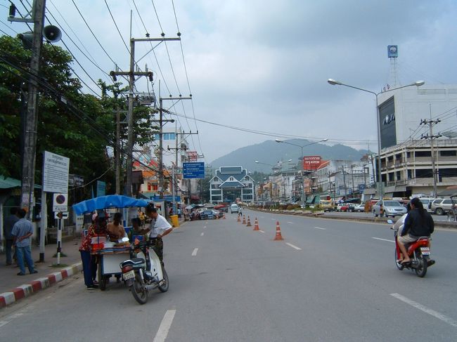 おれ流でメーサイのバスターミナルから国境のゲートまで歩いて行った。まっすぐな幹線、なかなかたどり着かなかった。