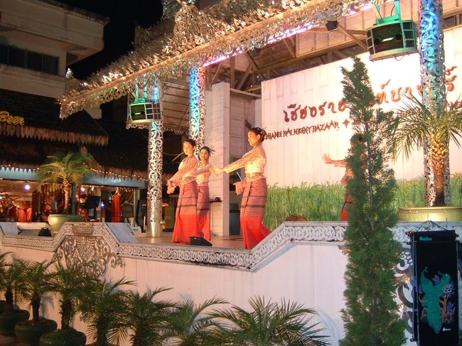 チェンラーイまで戻り泊まることにした。チェンラーイの夜も好きだ。ナイトバザールにあるステージを見ながら晩飯。踊りの他歌も唄う。これがいいんだ〜。女性歌手の声のきれいなこと！