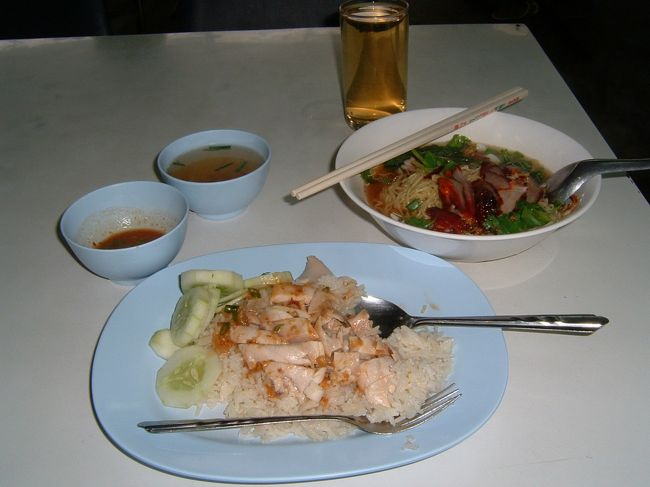 翌日の朝飯はそこいらの食堂で。朝からおお飯ぐらいでしょう。バミーとカオマンガイよ。