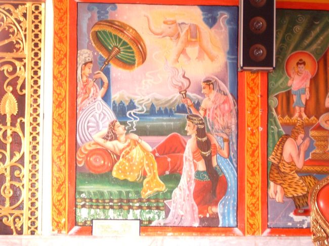 お寺の壁にあった仏教絵画。タイですよねえ〜。