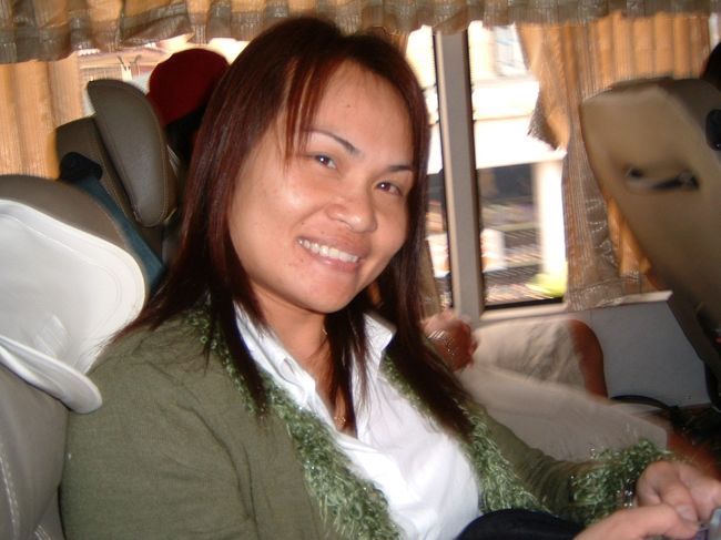 チェンラーイからチェンマイまではVIPバスで。となりの席のチェンマイの人。ファランがチェンマイで待っているとのこと。