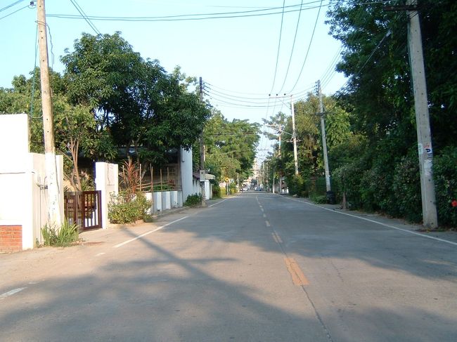 チェンマイ。くそ暑いチェンマイ、木陰の涼しいチェンマイ・・いままでどれだけ歩いてきただろう・・・。<br />タイポップスのバラードもはかないメロディーのルークトゥンもどちらも合う、この街は。(^^♪