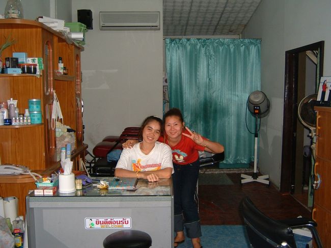 チェンマイの街の真ん中まで来て夕方になり、頭をスッキリしたかったので美容室みたいなとこでシャンプーだけしてもらった。だけど終わったらＴシャツの背中までびっしょり、乾くまで冷たかったよ。