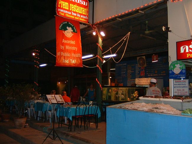 こんな店でビアシンタイム。ちょっと観光客向けかな・・。普通はこの手の店には入らない。呼び込みに釣られたのと、早くビールが飲みたかったからだ。別に弁解しなくても・・。