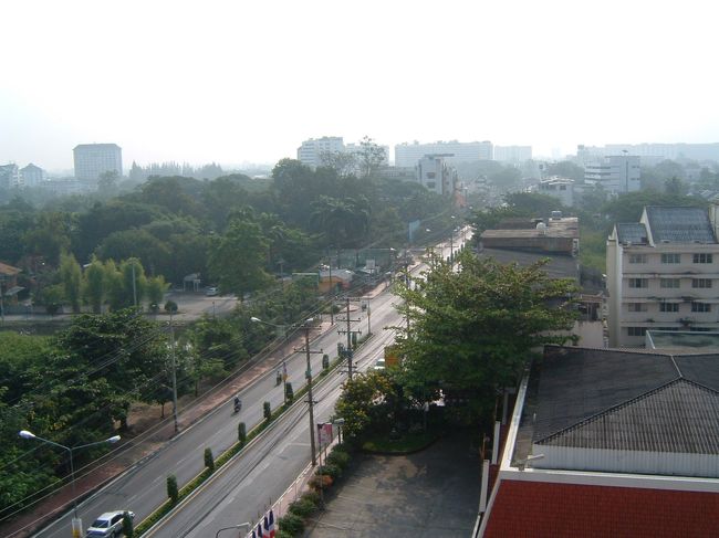 雨季もそろそろ終盤のホイケオ通り。朝雨が降ったようだ。