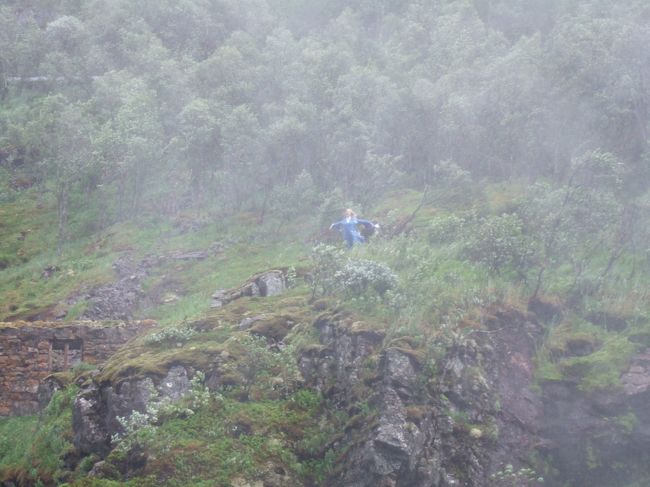 ショスフォッセンの滝<br />青い洋服を着た女性が登場♪