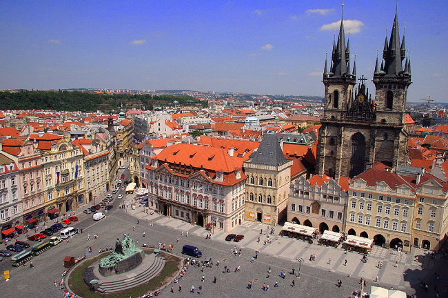 旧市庁舎の塔よりティーン教会を望む