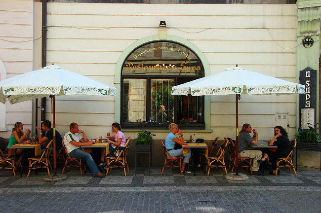 オープンエアのカフェで一休み