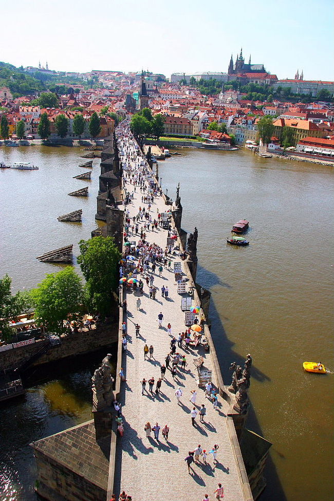 塔の上から見たカレル橋、この塔の入り口は地味ですが眺めは絶品