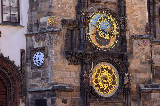 天文時計、夕日の反射光があたって輝いていました 