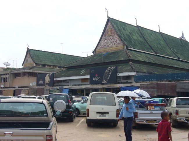 夕方タラートサオに。ほとんどのお店がやってました。