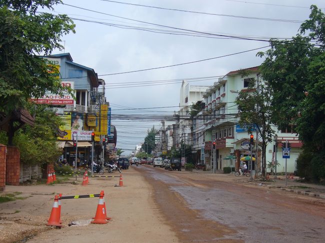 サムセンタイ通り。未舗装です。<br />この通りにラーオプラザホテルがあります。