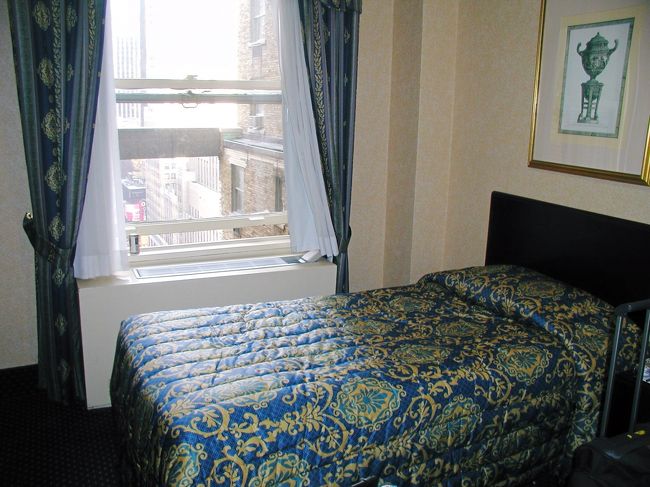 タイムズスクエアの近くにある『ミルフォードプラザホテル』に宿泊　部屋の狭さにびっくり！ＮＹのホテルはどこもこんな感じなのかな。場所はとっても良くミュージカル巡りをする人には最高です。　