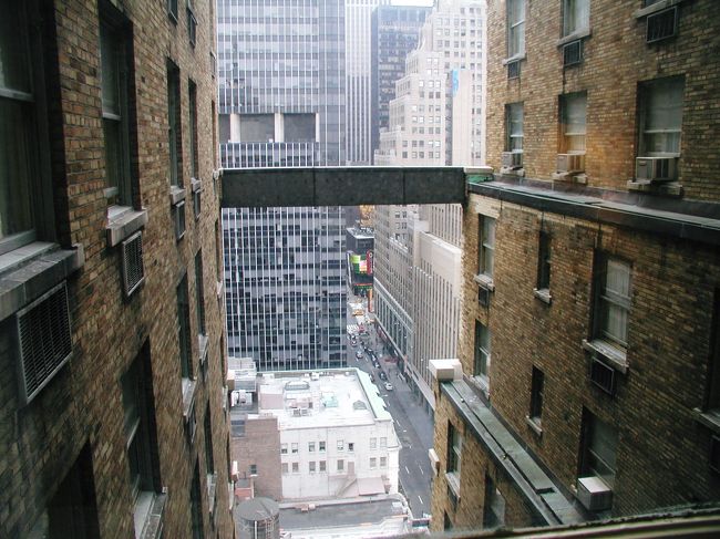 部屋からの眺め　ちょこっとタイムズスクエア方面が見えます