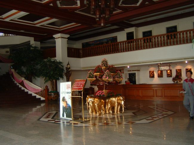 きょうの宿は「エンプレス　ホテル」。翌日の朝食のとき気づいたがとてもファランが多いホテルです。