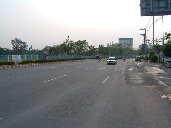きょうはバンコクへ移動。こんな広い道を早朝歩いてチェンマイ空港へ。