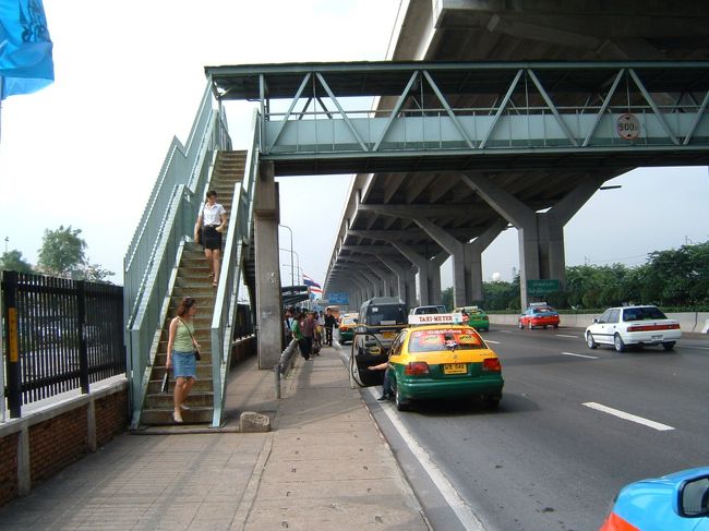 ドンムアン空港前の路線バス乗り場。頻繁にNo29,59がやってくる。バンコクの路線バスに乗るのも好きだ。