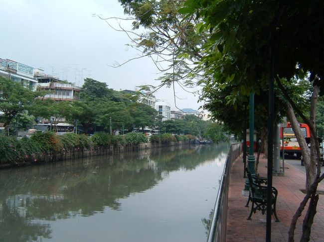 ファランポーン駅近くの汚い川。どざえもんが浮いていても不思議がない感じ。