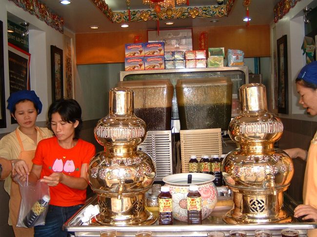 ちょっと中華街を歩いて見ることにする。漢方薬の飲み物をこうして売っている。飲んでみたが苦くてまずかったよ。効能を訊いたら、胃腸に良いとか言っていた。