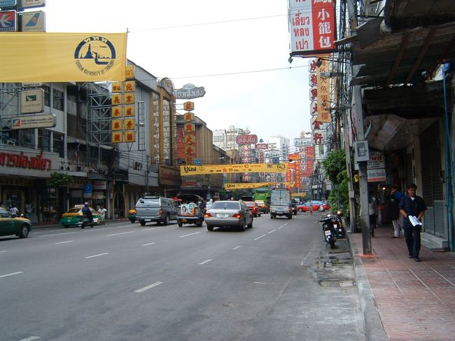 おなじみにバンコクの中華街の通りだ。金行が多いよね。