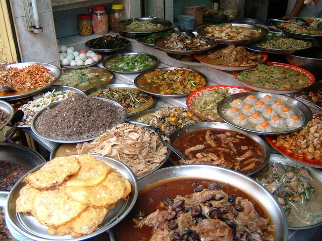 なにやらお盆に惣菜がいっぱい。やっぱり中国料理風なのが多い気がする。