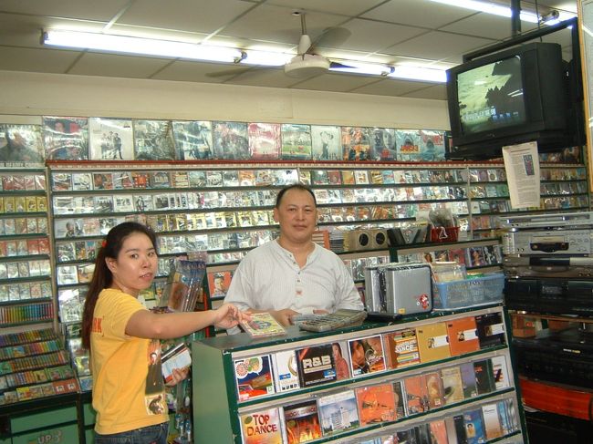 毎回の旅で必ず買うタイの曲のＣＤ．今回はこの店でまとめ買いをした。