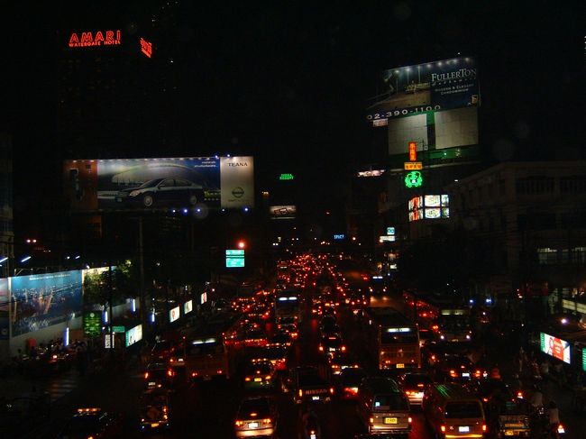 伊勢丹前の歩道橋から見る夜のバンコク。今回最後の夜だ。バンコクと地方都市では全く趣が違うなあ〜。バンコクはエネルギーを必要とする。