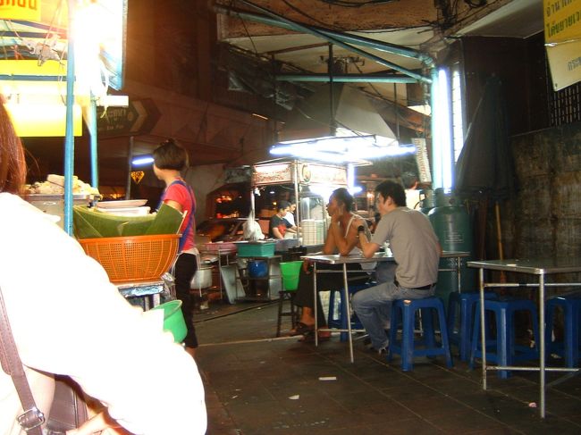 最後の晩餐はこーんな場所で・・大通りに面した屋台、通りを眺めながらゆっくりビアシンをやった。