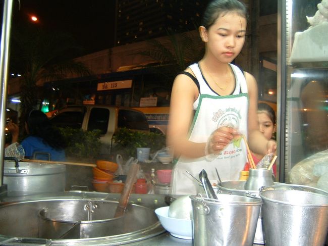 タイの女性は働きもんだよね。<br />たしか、飲んでたら大雨が降ってきたんだったな・・<br />やっぱり・・タイの夜は酔えば酔うほど心地良い。そして人恋しい。