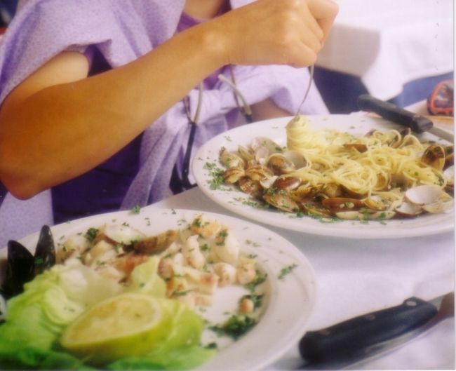 ドライブの途中で物損事故を起こしてしまい、警察の対応などで動揺していたためか、サボナの町に着くまでの写真はまったくありません。<br />写真は、サボナでの昼食。<br />ボンゴレビアンコと、トロフィエ・ジェノベーゼ、半熟卵がのったピザで昼食です。