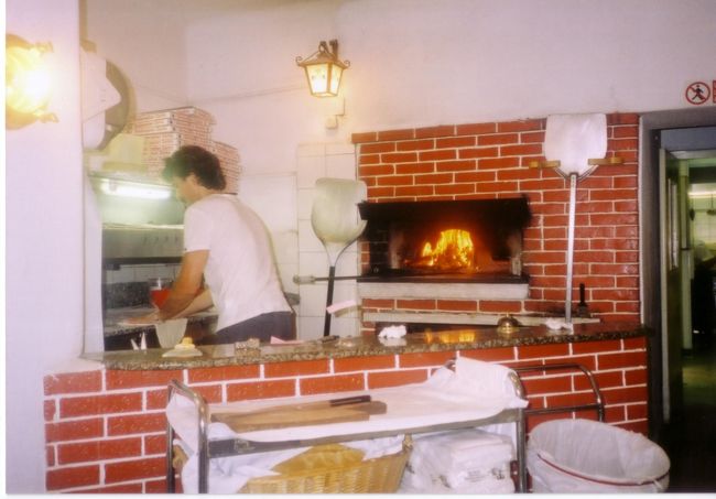 店の奥には、ピザ窯に火が入っていました。