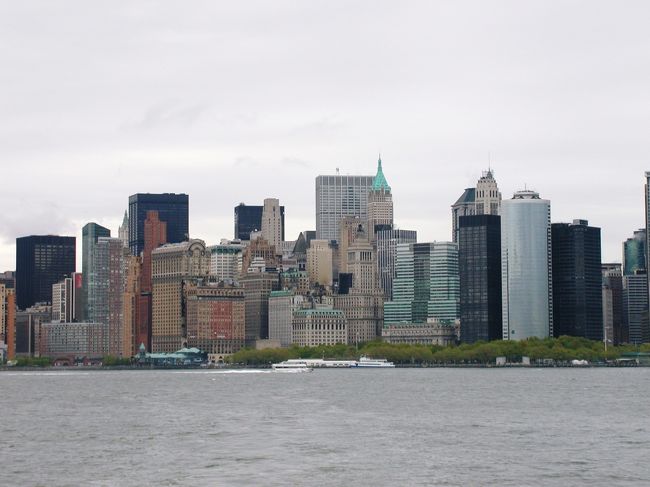 自由の女神のあるリバティー島へ向かうフェリーから見たマンハッタン　おもちゃの建物のように見えてくる
