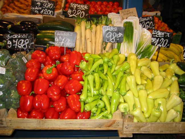 中央市場の八百屋さんです。色んな色のパプリカを売っています。